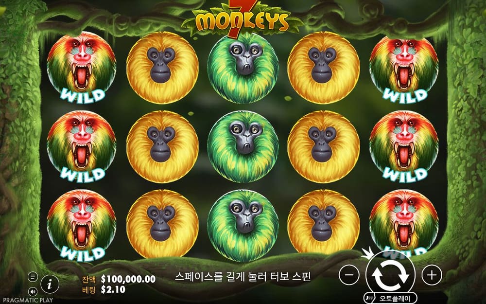 7 몽키즈 빨간 WILD 원숭이와 주황·초록·회색 원숭이가 같은 원형 그리드에 정지해 있습니다