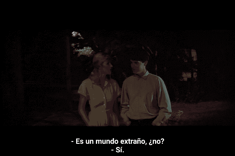 Fotograma de la película Blue Velvet, donde Jeffrey le dice a Sandy mientras caminan por una calle oscura: "Es un mundo extraño, ¿no?", y esta le responde que sí.