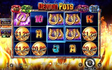 데몬 팟 모바일 화면에서는 말발굽과 금액 팟이 불꽃 사이에 선 DEMON POTS 릴이 모바일 구도의 중심을 이룹니다