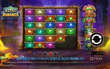 아즈텍 보난자 모바일 화면에서는 색 블록 마름모와 화려한 토템이 맞선 보라색 아즈텍 신전이 모바일 구도의 중심을 이룹니다