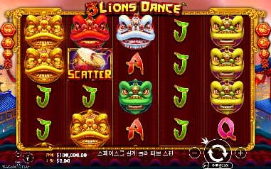 5 라이온스 댄스 모바일 화면에서는 붉은 중국풍 릴과 금빛·초록 사자탈이 맞붙는 축제 무대가 작아진 릴 영역 안에서 구분됩니다