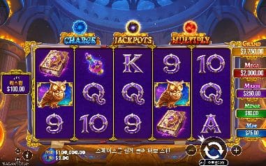 스펠마스터 모바일 화면에서는 마법책·부엉이와 카드 글자가 놓인 보라색 잭팟 릴이 세로에 가까운 화면을 채웁니다