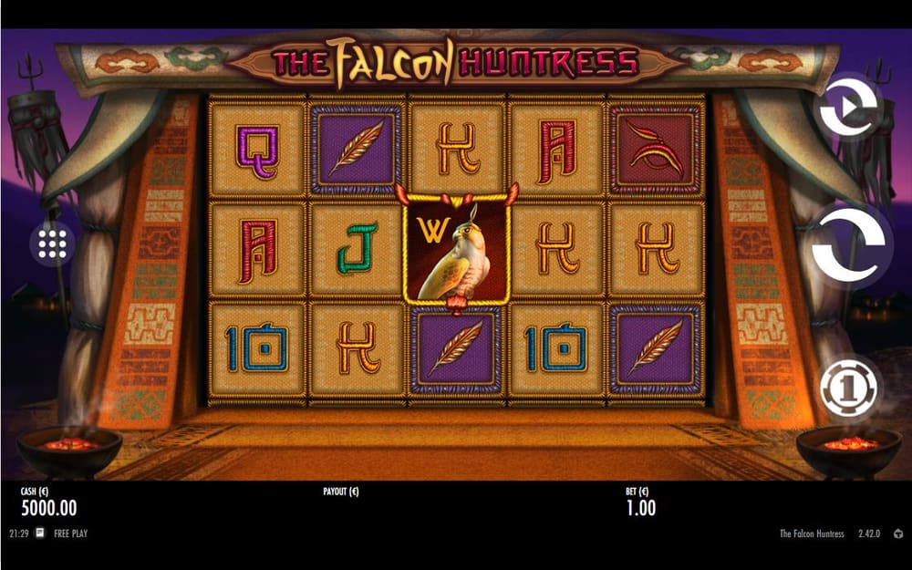 더 팰콘 헌트리스 THE FALCON HUNTRESS 로고 아래 목제 타일 보드에 Q·깃털·상형문자 심볼이 놓입니다