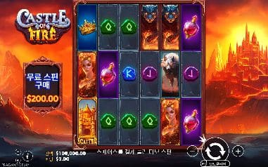 캐슬 오브 파이어 모바일 화면에서는 불타는 붉은 성과 200달러 구매 표지가 붙은 세로 릴이 작아진 릴 영역 안에서 구분됩니다