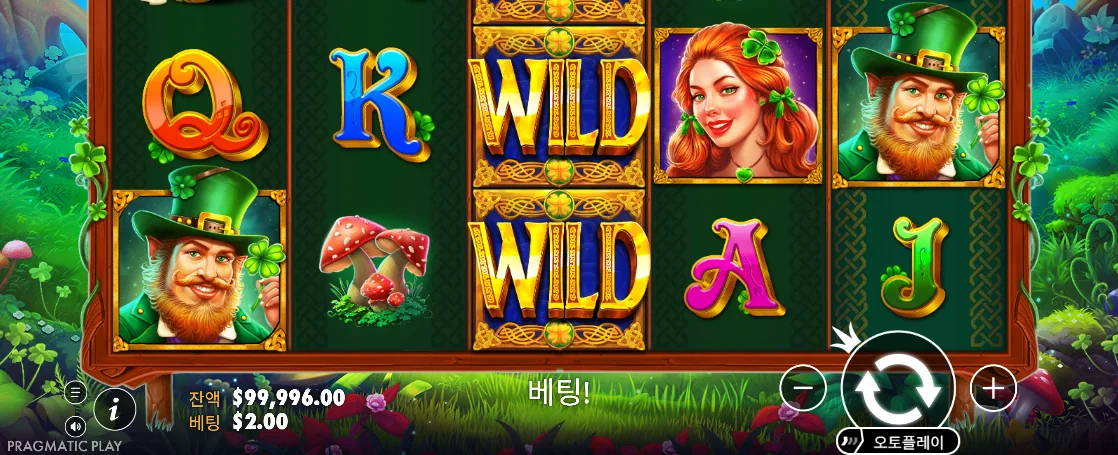 셋째 릴 두 칸의 WILD와 인물 카드 심볼이 보이는 클로버 골드