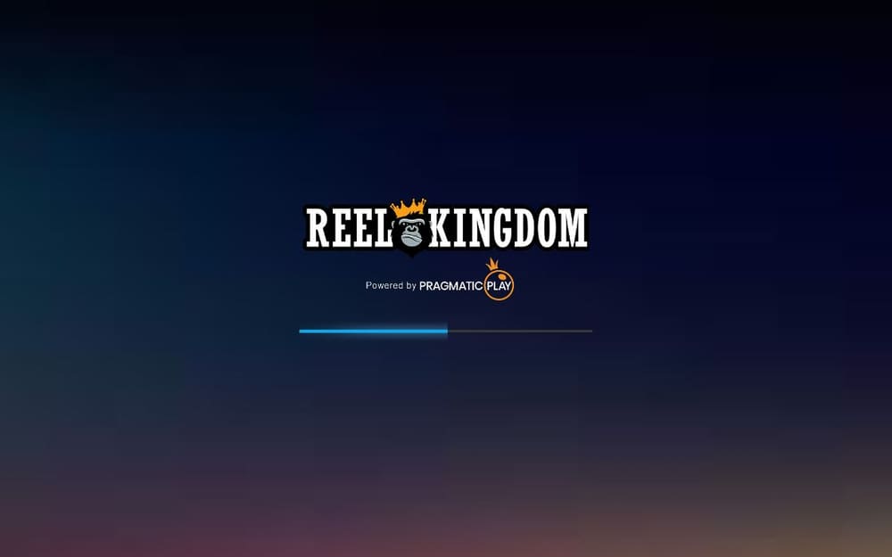 클럽 트로피카나 짙은 남색 화면 한가운데 REEL KINGDOM 왕관 로고와 수평 로딩 막대가 떠 있습니다