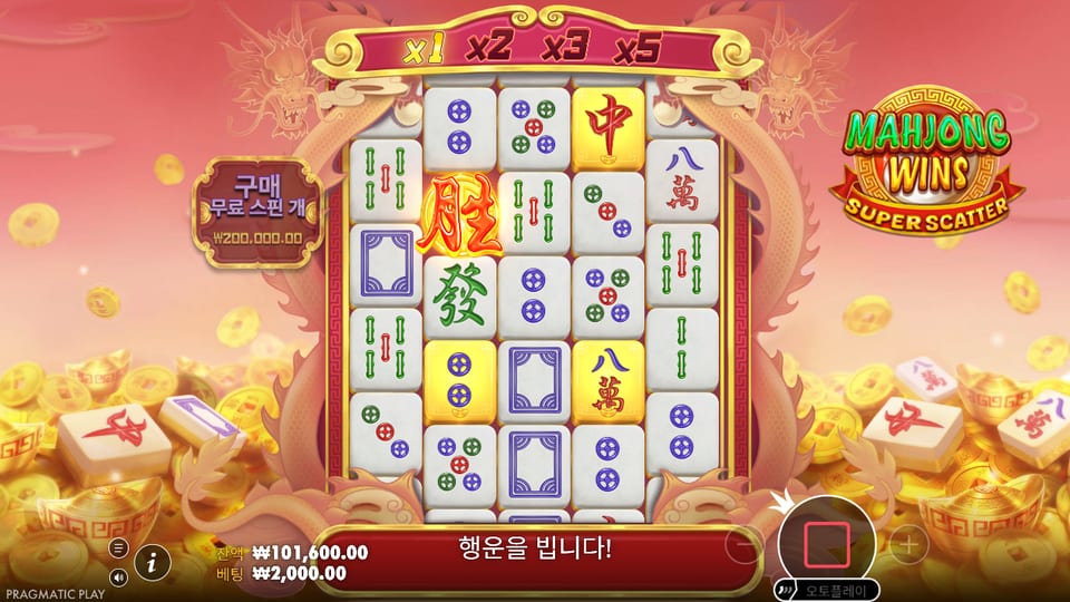 Mahjong Wins Super Scatter 보드 왼쪽 중앙에 붉은 특수 패가 빛나고 금색 패가 함께 놓인 실제 화면