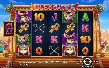 클레오카트라 모바일 화면에서는 고양이 파라오와 금빛 앙크가 피라미드 앞에 선 이집트 릴이 작아진 릴 영역 안에서 구분됩니다