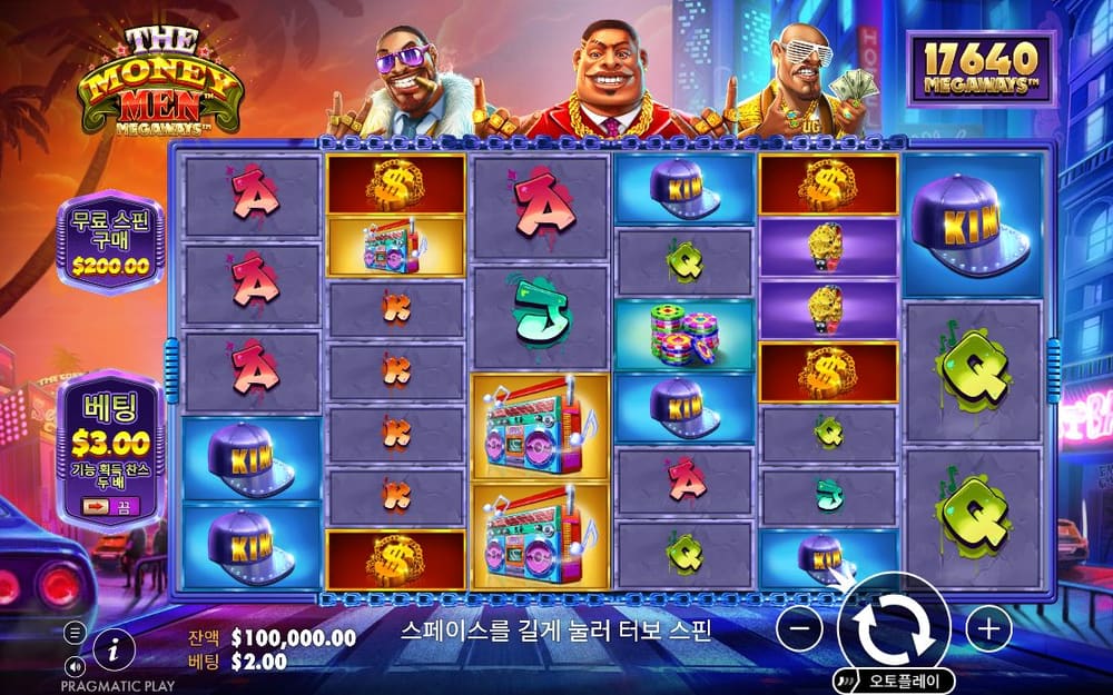 더 머니 맨 메가웨이즈 왼쪽 200달러·3달러 표기 옆에 가방과 초록 J 심볼이 반복됩니다