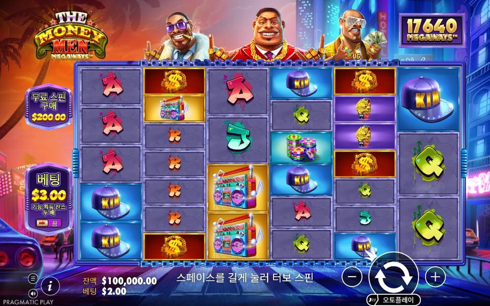 더 머니 맨 메가웨이즈 여러 높이의 파란 릴에 돈가방·서류가방·지폐와 카드 글자가 섞여 있습니다
