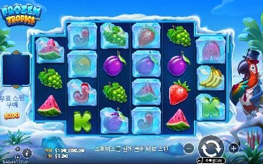 프로즌 트로픽스 모바일 화면에서는 펭귄 옆 얼음 블록에 포도·딸기·바나나가 갇힌 열대 과일판이 세로에 가까운 화면을 채웁니다