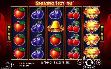 샤이닝 핫 40 모바일 화면에서는 WILD 금화와 자두·바나나·체리가 놓인 검정 불꽃 다섯 릴이 세로에 가까운 화면을 채웁니다
