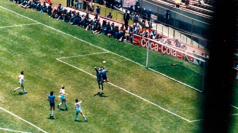 las-fotos-ineditas-del-gol-maradona-los-ingleses-3906221667.jpg