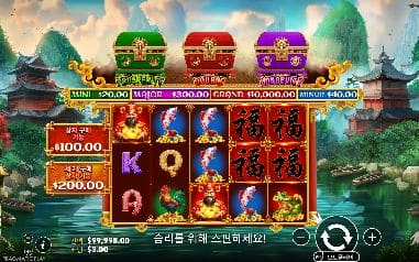 체스츠 오브 차이 션 모바일 화면에서는 네 색 보물상자 아래 복 글자 타일이 쌓인 중국 정자 릴이 모바일 구도의 중심을 이룹니다