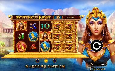 미스테리어스 이집트 모바일 화면에서는 왕관 쓴 여왕 옆에서 호루스의 눈 타일이 빛나는 신전판이 모바일 프레임 중앙에 모입니다