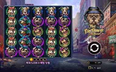 더 빅 독스 모바일 화면에서는 갱스터 불도그와 여러 견종 초상이 벽돌 골목에 모인 격자가 세로에 가까운 화면을 채웁니다