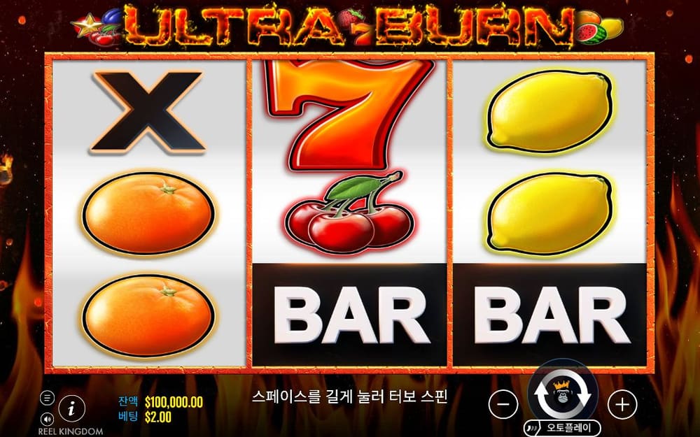 울트라 번 오렌지 두 개가 왼쪽 세로 칸에 놓이고 중앙에는 붉은 7과 체리가 보입니다