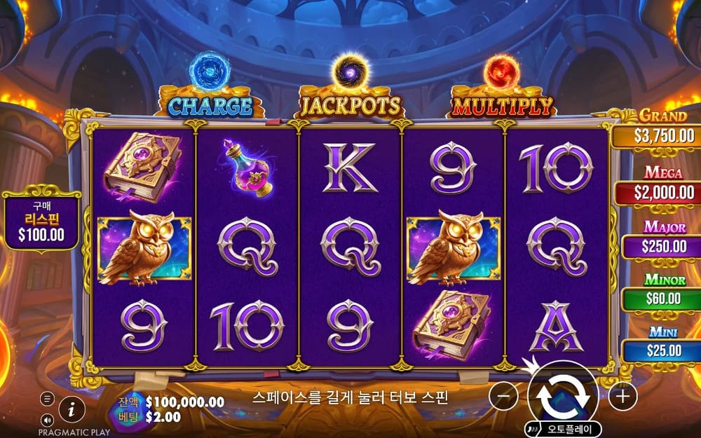 스펠마스터 오른쪽 잭팟 금액 열과 보라색 심볼 판, 위쪽 세 기능 표지가 한 프레임에 있습니다