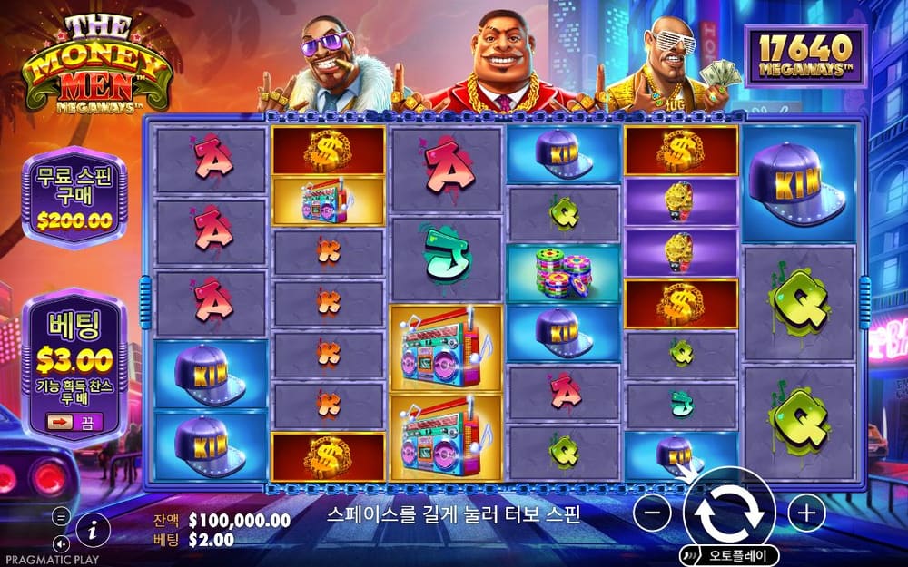 더 머니 맨 메가웨이즈 푸른 금고형 격자에 돈가방, 지폐 묶음, 붉은 A와 초록 J 심볼이 보입니다