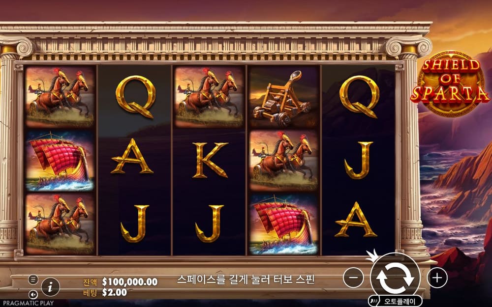 실드 오브 스파르타 금빛 테두리 릴에 방패와 병거, 검은 바탕의 J 글자가 또렷하게 구분됩니다