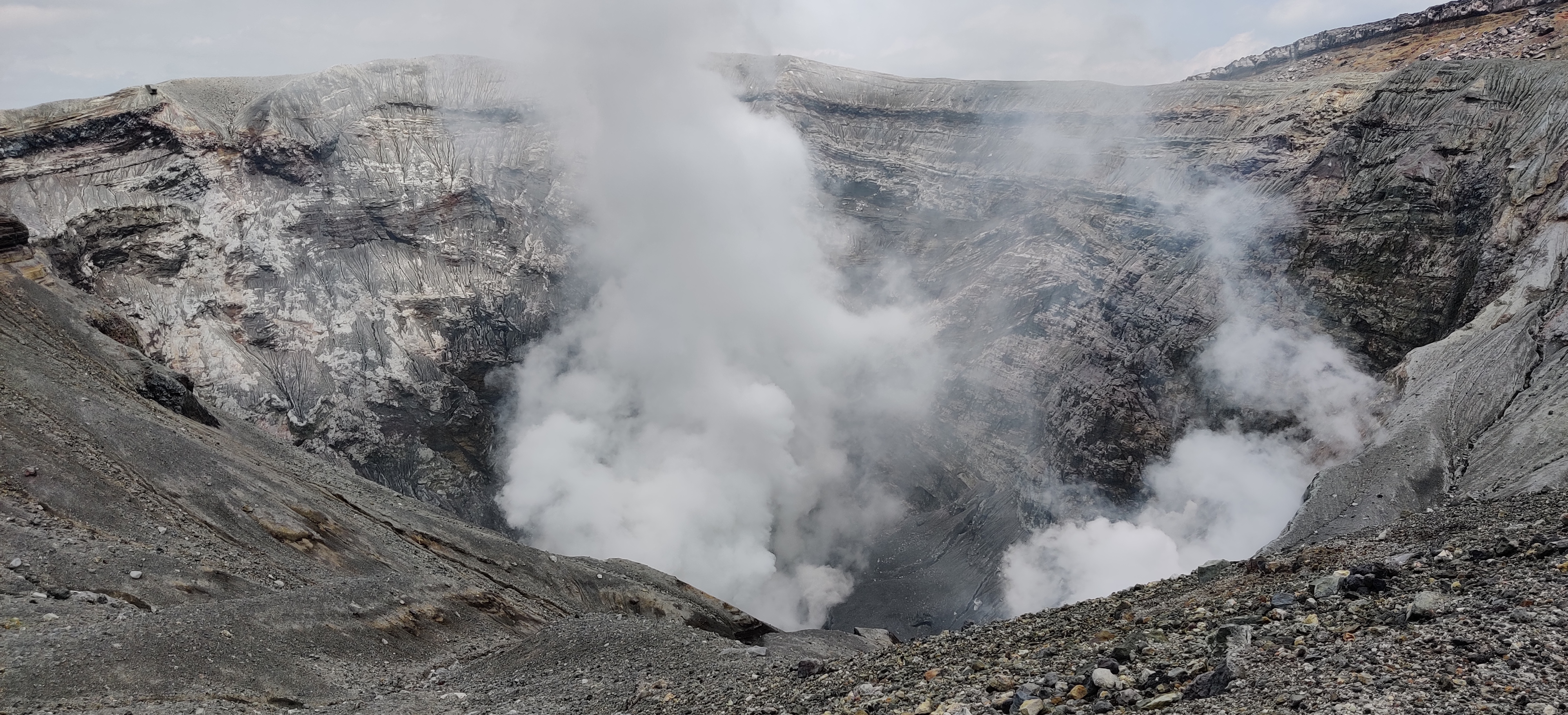 Ason höyryävä kraatteri