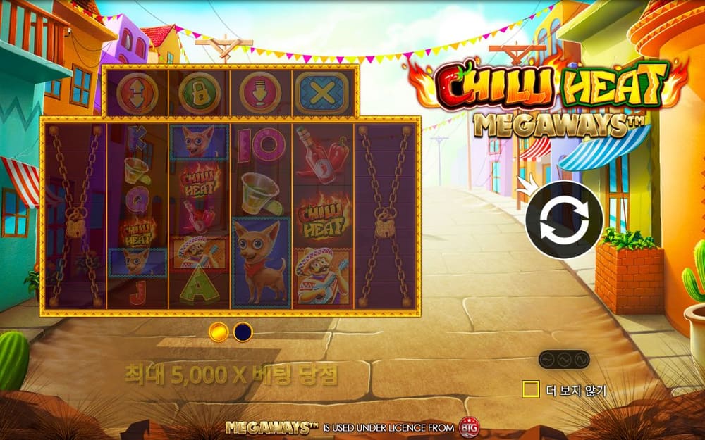 칠리 히트 메가웨이즈 멕시코 거리 앞 메가웨이즈 보드가 어둡게 가려지고 오른쪽 CHILLI HEAT MEGAWAYS 로고가 보입니다