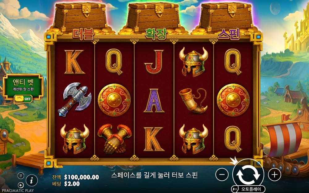 해머스톰 바이킹 마을 릴에 투구·양날도끼·금화·뿔잔과 K·Q·J·A 글자가 보입니다